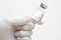 Medicine glass vial png label mockup in scientist&#39;s hand