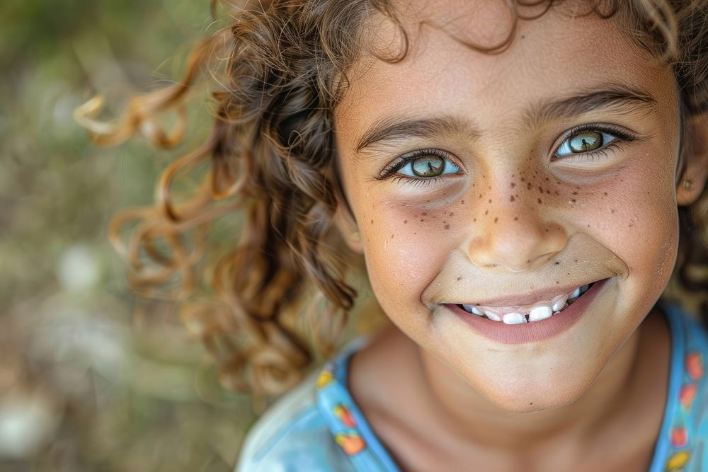 Refugee child girl naive smiling photography portrait person.
