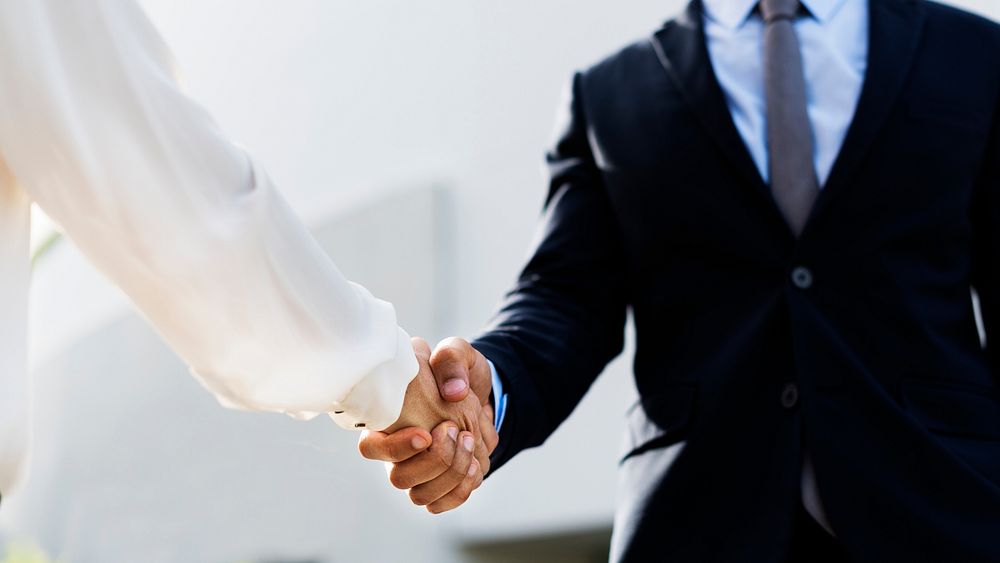 Business people shaking hands psd