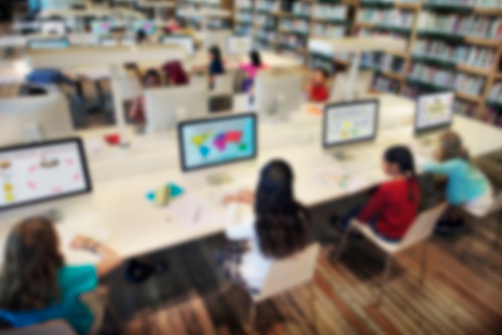 Young students using computers class | Free Photo - rawpixel