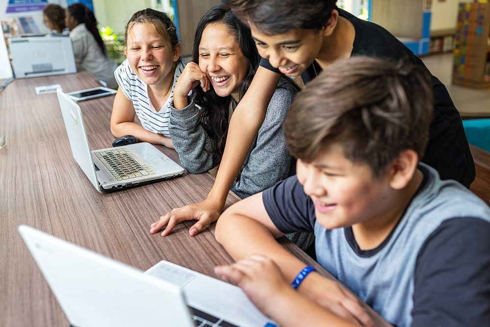 Group kids using laptops, smiling | Premium Photo - rawpixel