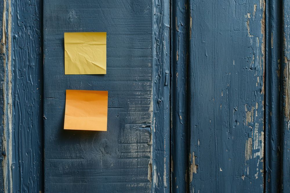 Sticky notes backgrounds door wood.