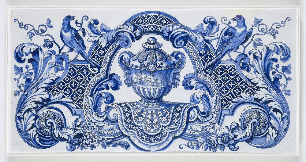 Tegel met in blauw geschilderde decoratie van een vaas op een naar beneden hangend kleed binnen een driepas, omgeven door…