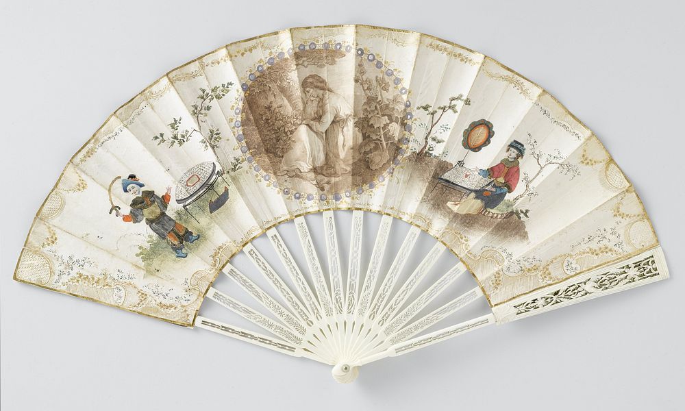 Vouwwaaier met dubbel blad van papier, waarop een ronde, uitgeknipte stippelgravure voorstellend een zittende vrouw omgeven…