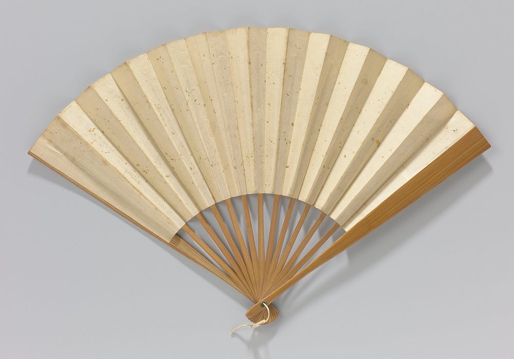 Vouwwaaier met blad van rijstpapier op onversierd houten montuur (c. 1900 - c. 1910) by anonymous