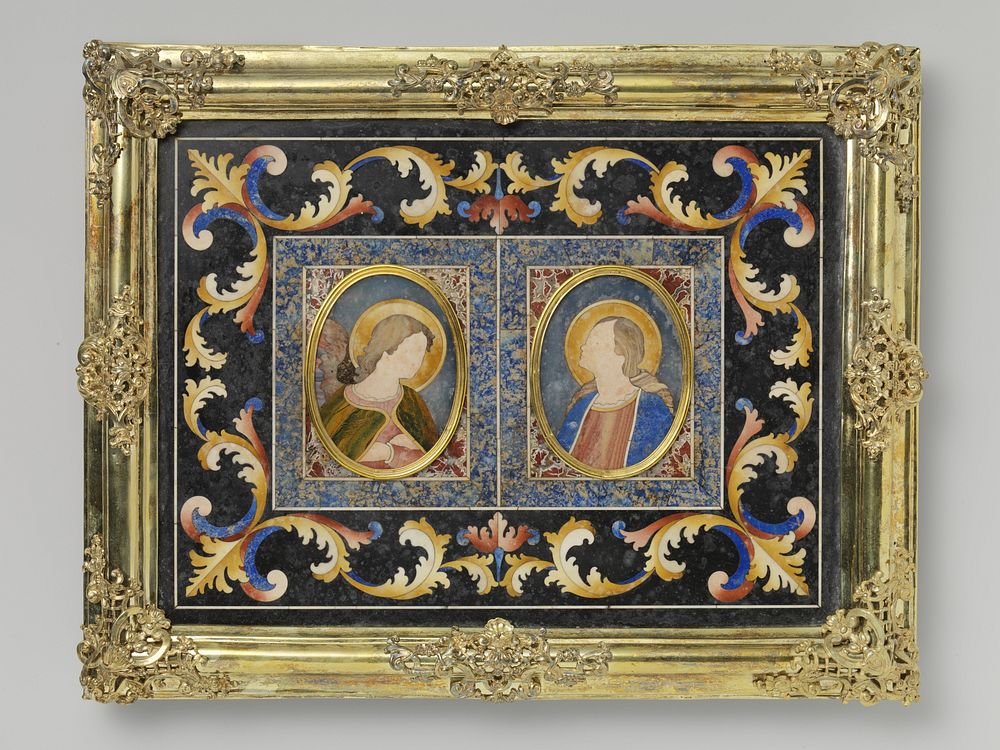 Plaquette van pietre dure, voorstellende de Annunciatie in twee ovale velden met verguld koperen lijsten, omgeven door…