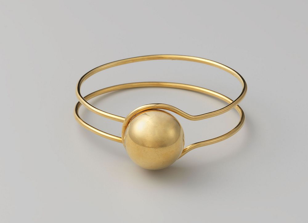 Armband van een dubbele gouddraad en een poli bol (c. 1970) by Jan Hessing