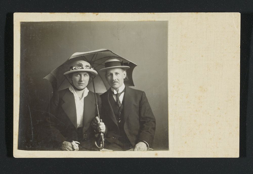 Portret van Gustav Schnitzler jr., zoon van de oprichter van parapluiefabriek 'Gelria', en zijn echtgenote onder een…