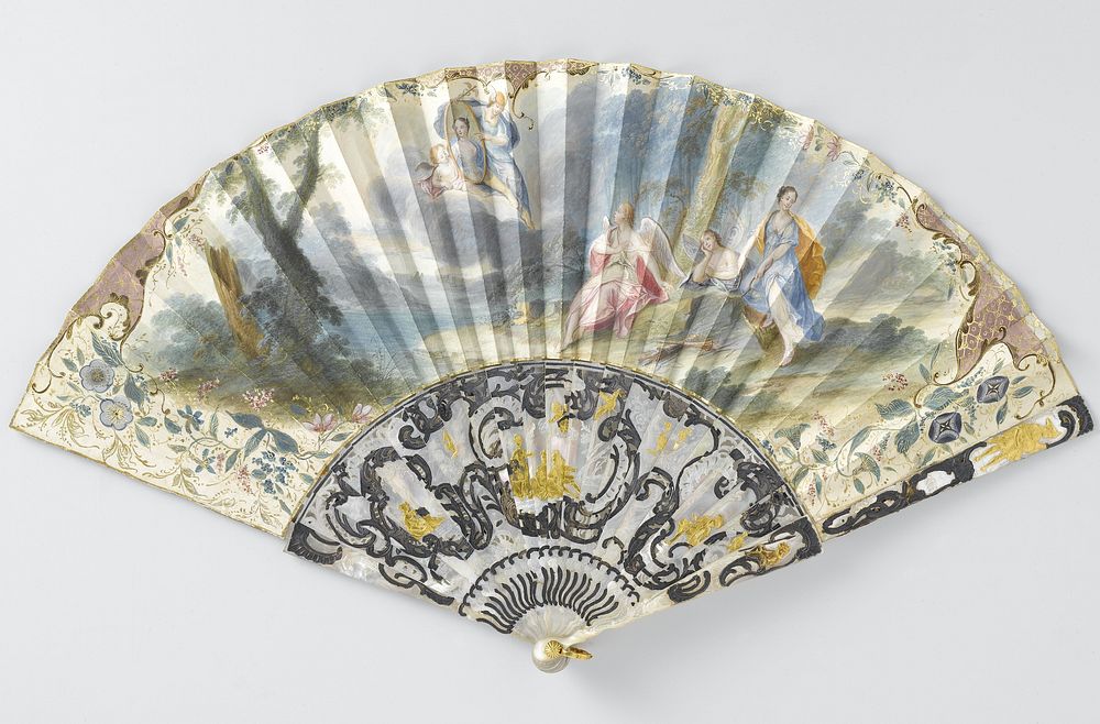 Vouwwaaier rmet blad van papier waarop met aquarel een voorstelling van Hermes, met ovaal vrouwenportret, kijkend naar drie…