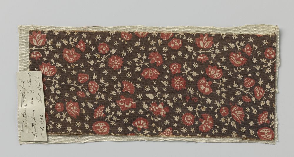 Fragment van linnen, donkerbruine ondergrond, bezaaid met bloemen (c. 1800 - c. 1825) by anonymous