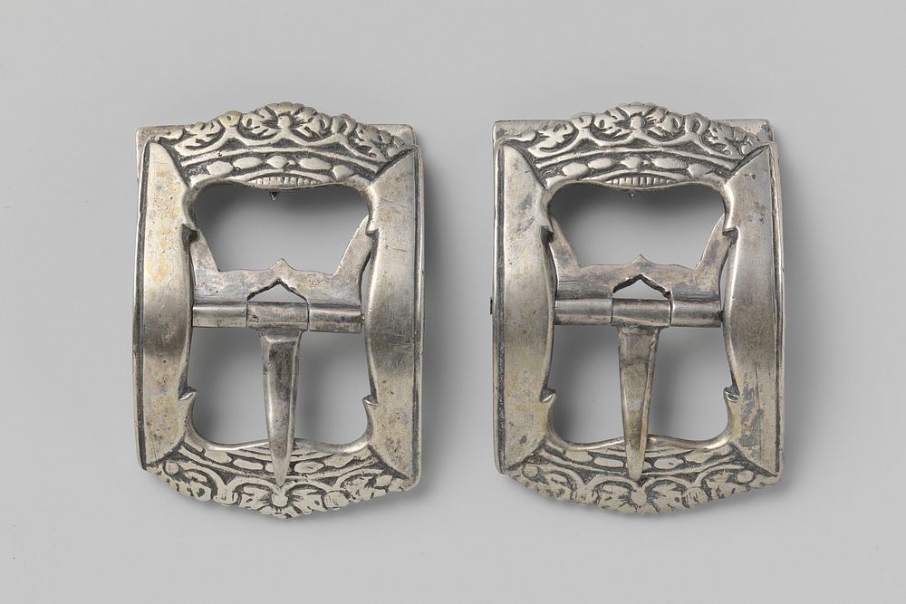 Schoengesp van zilver, waarvan de zijkanten de vorm van een kroon hebben, in vlak reliëf (c. 1714) by anonymous