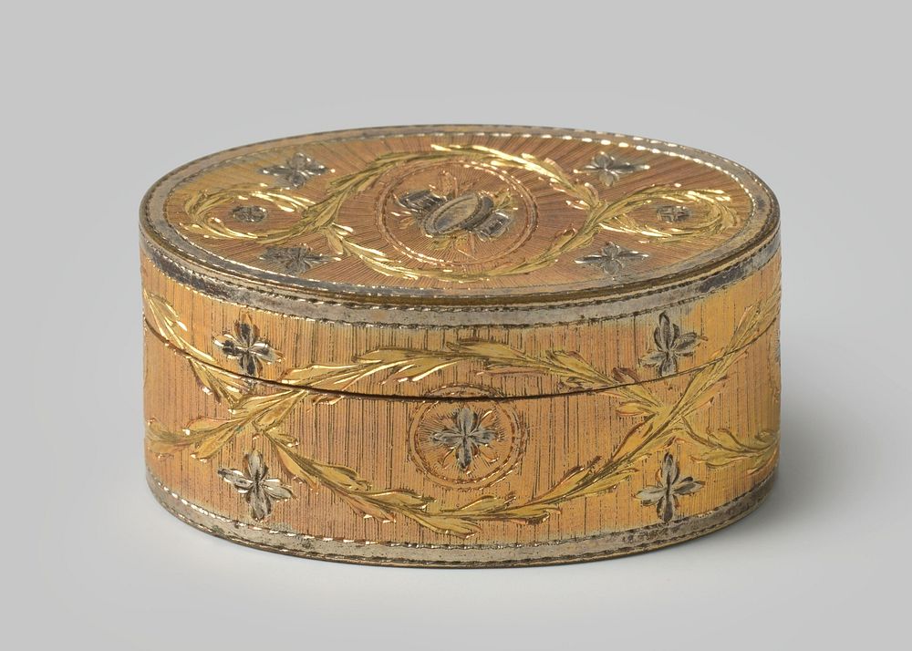 Ovale snuifdoos in drie kleuren goud met gegraveerde versiering in Lodewijk XVI stijl (1750 - 1800) by anonymous