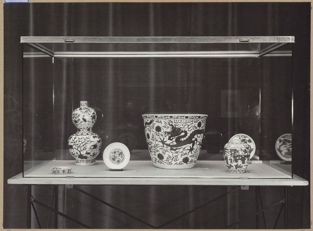 Zaal VII vitrine met Chinees porselein (c. 1954) by Rijksmuseum Afdeling Beeld