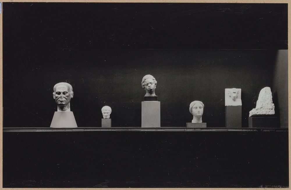 Vitrine met zes objecten waaronder vier hoofden (c. 1960) by Rijksmuseum Afdeling Beeld