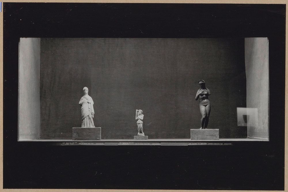 Vitrine met drie beelden van vrouwenfiguren (c. 1960) by Rijksmuseum Afdeling Beeld