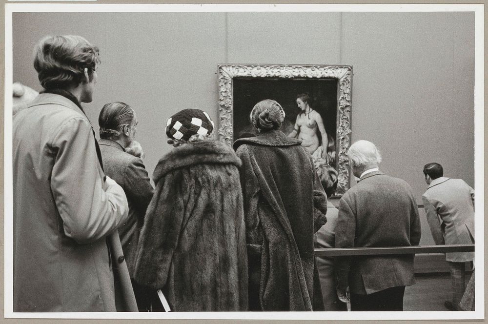 Bezoekers bekijken de expositie (c. 1969) by Rijksmuseum Afdeling Beeld