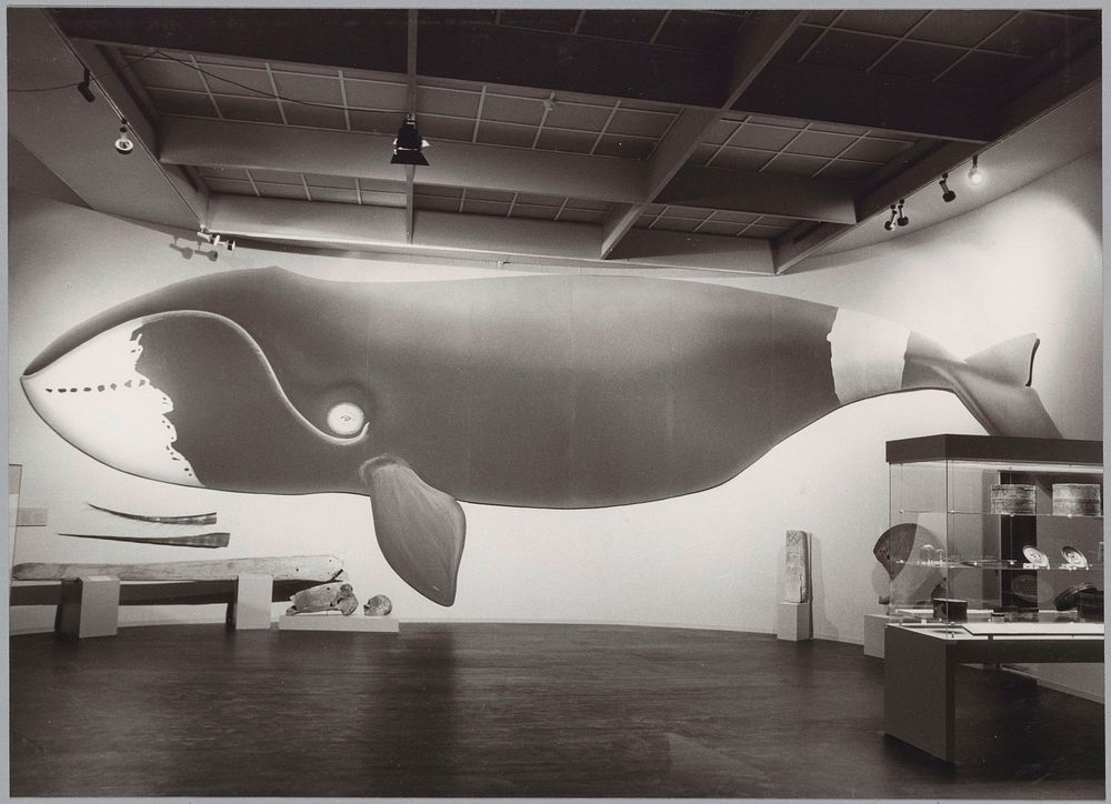 Zaal met diverse objecten, waaronder een afbeelding van een Groenlandse walvis (c. 1988) by Rijksmuseum Afdeling Beeld