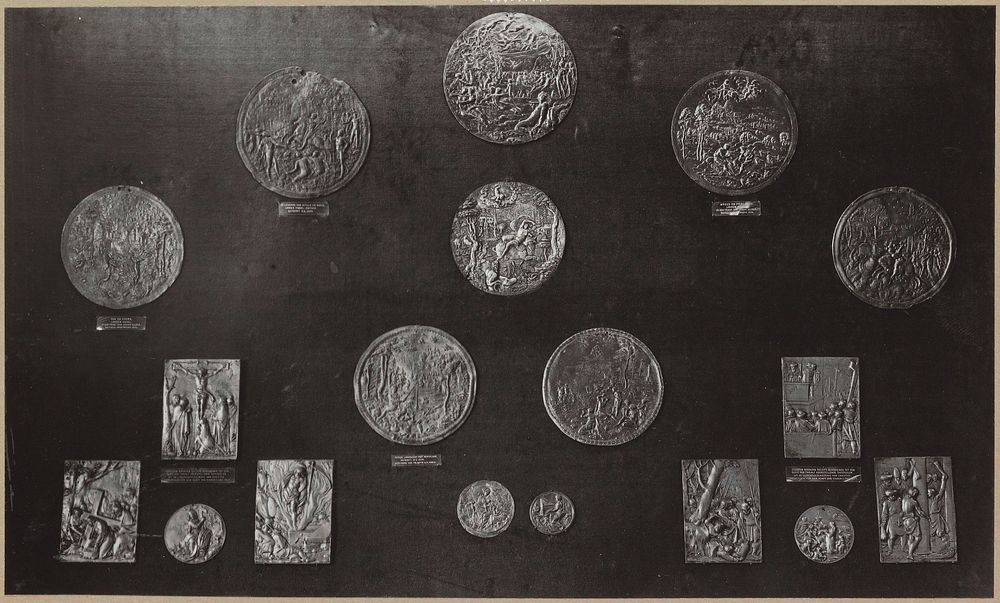 Bronzen en loden plaquettes hangend tegen een stoffen achtergrond (c. 1920 - c. 1940) by Rijksmuseum Afdeling Beeld