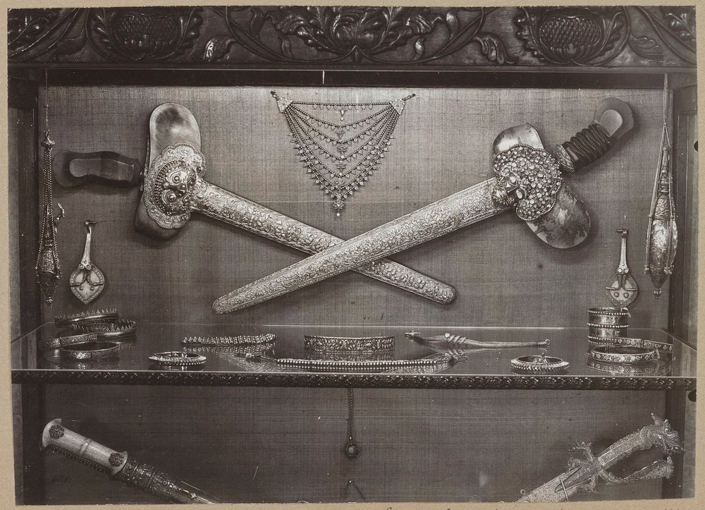 Vitrine met Indische en Singaleese objecten waaronder sieraden (1900 - 1949) by Rijksmuseum Afdeling Beeld