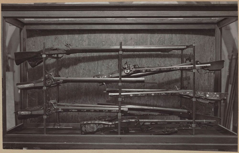 Vitrine met geweren (c. 1900 - c. 1974) by Rijksmuseum Afdeling Beeld