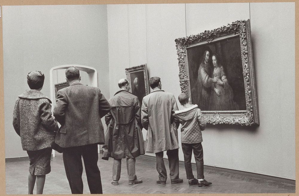 Zaal met bezoekers die schilderijen van Rembrandt bezichtigen (1959 - 1960) by Rijksmuseum Afdeling Beeld