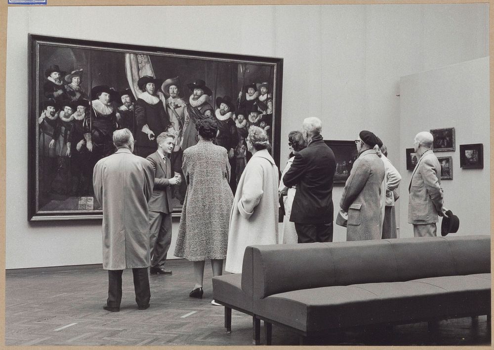 Bezoekers staand voor het schilderij Officieren en andere schutters... (c. 1961) by Rijksmuseum Afdeling Beeld