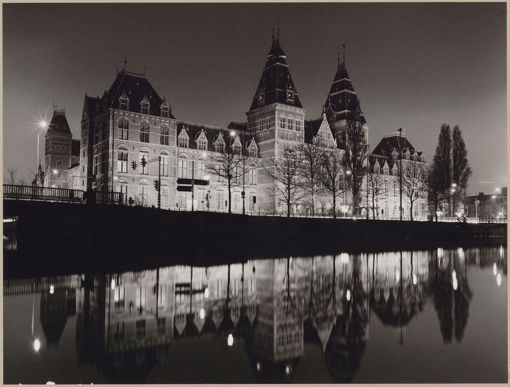 Voorgevel van het Rijksmuseum bij nacht met weerspiegeling in het water van de Singelgracht (c. 1980) by Rijksmuseum…