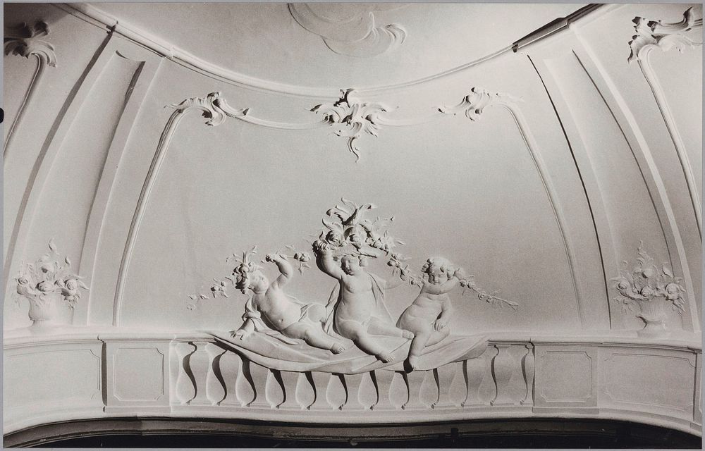 Detail van plafond met putti die een bloemenslinger vasthouden (Lente), na restauratie (1982) by Rijksmuseum Afdeling Beeld