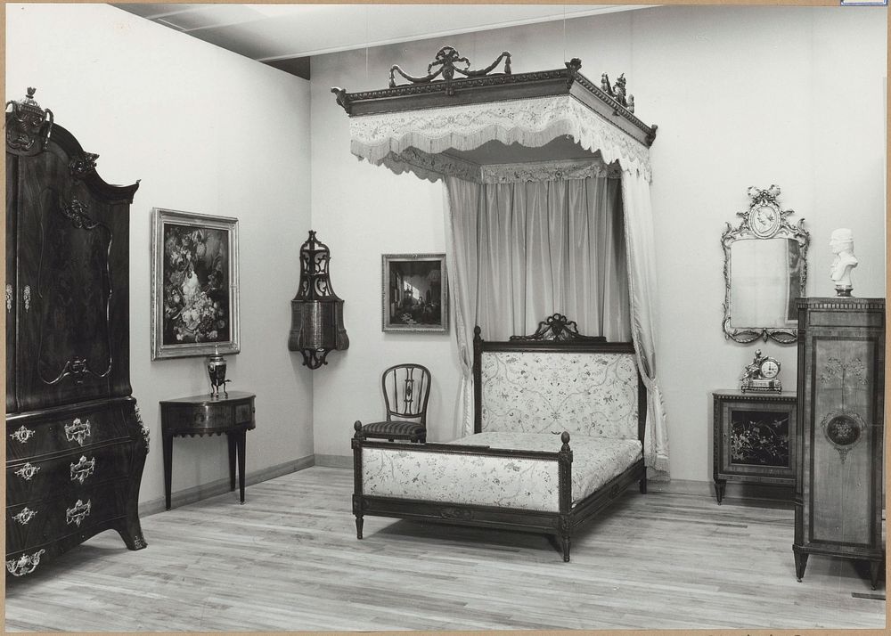 Zaal 25 met Louis XVI meubelen waaronder een hemelbed en kasten (1962) by Rijksmuseum Afdeling Beeld