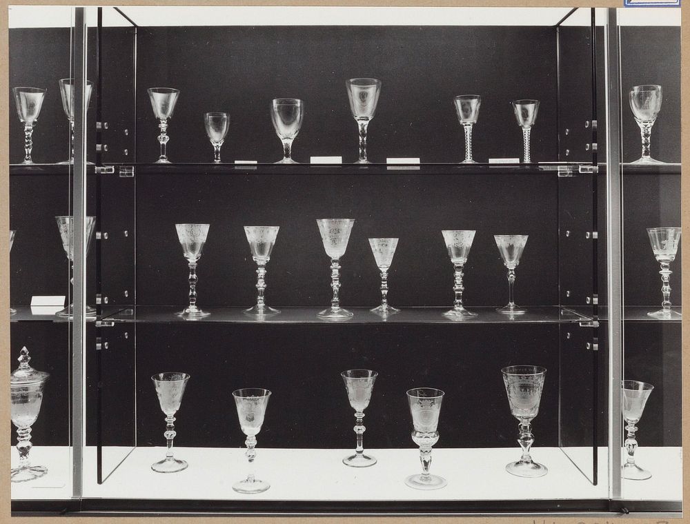 Vitrine met Hollands glas uit de 18e eeuw (1962) by Rijksmuseum Afdeling Beeld