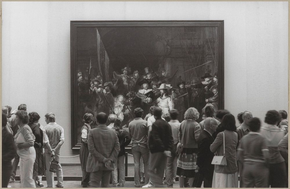 Bezoekers staand voor de Nachtwacht (1981 - 1982) by Rijksmuseum Afdeling Beeld