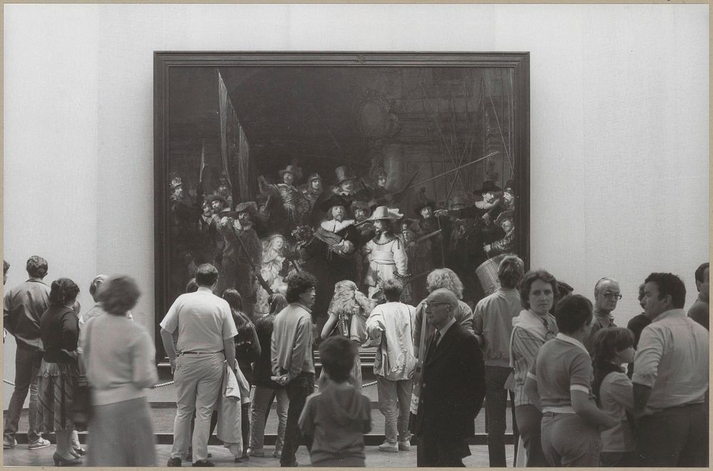 Bezoekers staand voor de Nachtwacht (1981 - 1982) by Rijksmuseum Afdeling Beeld