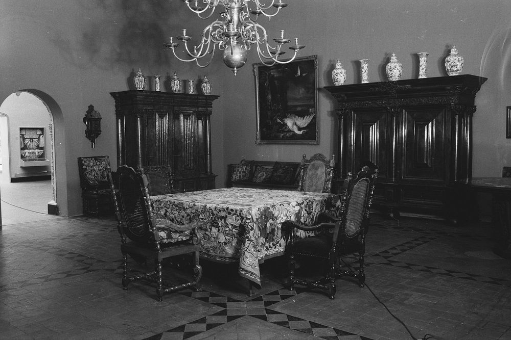 Zaal met meubels waaronder tafel, stoelen, kasten en een doorgang (1952) by Rijksmuseum Afdeling Beeld