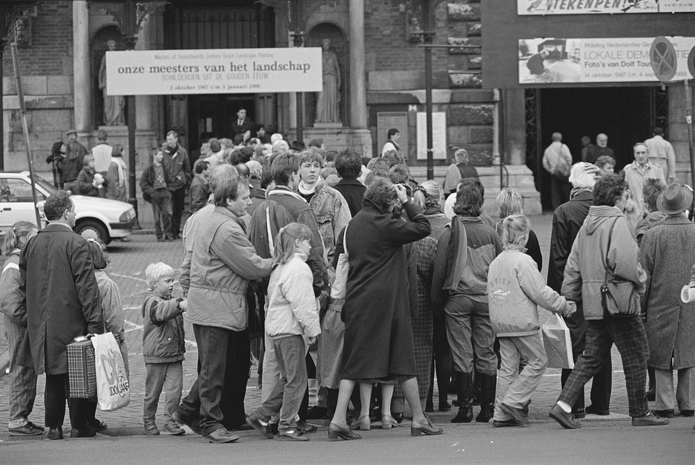 Publiek in de rij bij de oostelijke hoofdingang waarboven een bord met de tentoonstellingstitel prijkt (1987 - 1988) by…
