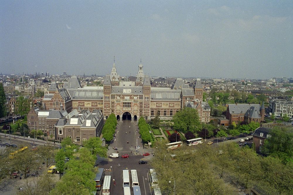 Zuidgevel met op de voorgrond geparkeerde autobussen op het Museumplein (c. 1990 - c. 1995) by Rijksmuseum Afdeling Beeld