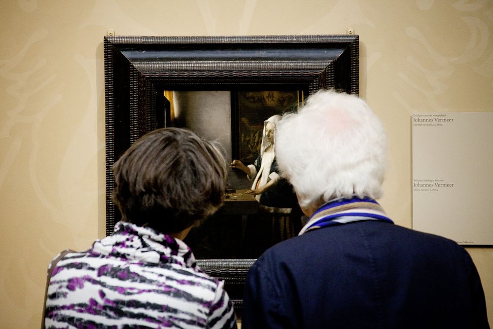 Twee bezoekers bekijken De dame met de weegschaal (2009) by René den Engelsman