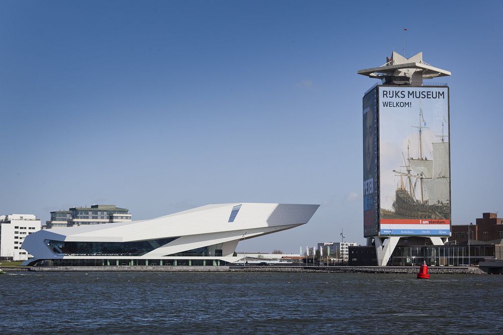 Geveldoek met de tekst Rijksmuseum Welkom! met een detail van een schilderij van een zeegezicht op de voormalige Shelltoren…