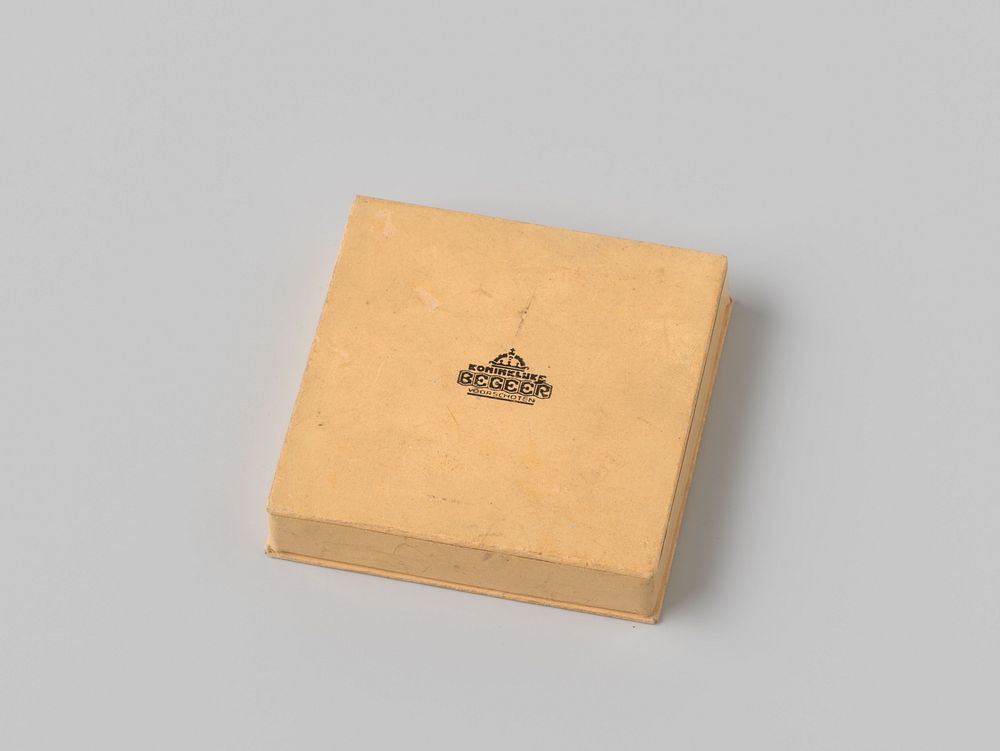 Geel vierkant doosje van de Koninklijke Begeer Voorschoten (1933) by H A van derse Ende and Koninklijke Utrechtsche Fabriek…
