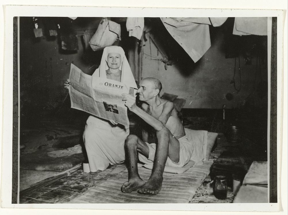 Verpleegster met zieken in het Mater Dela Rosa-ziekenhuis in Batavia vlak na de oorlog (1945 - 1946) by Anefo and NIGIS
