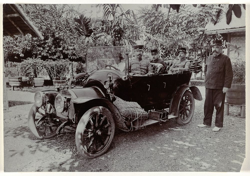 Officieren in een auto (1903 - 1913) by anonymous