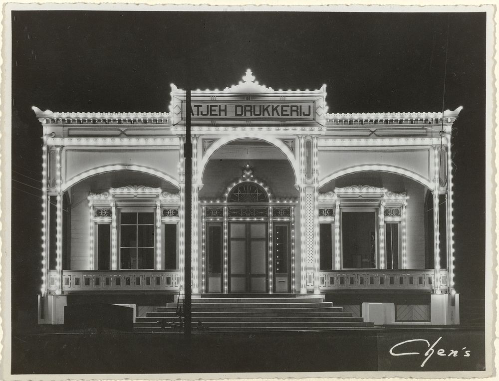 Atjeh Drukkerij te Koetaradja feestelijk verlicht in 1937 (1937) by Chens Photo Studio