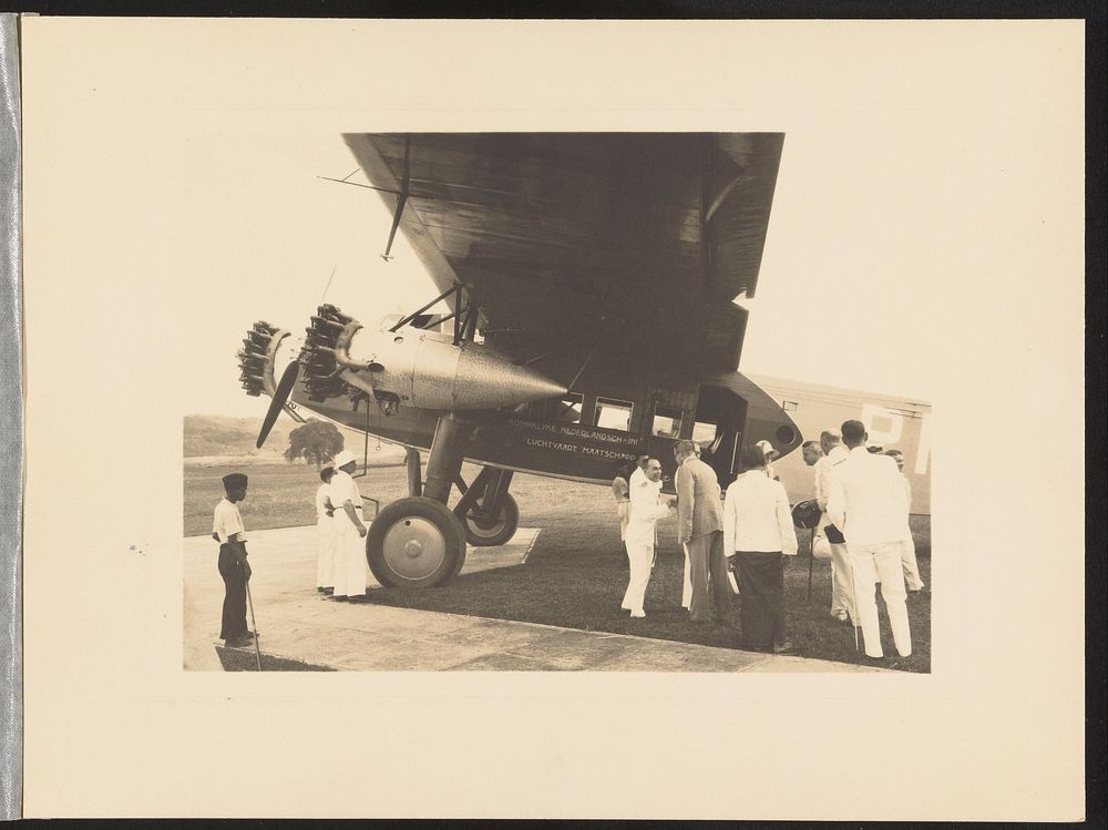 Aankomst van het vliegtuig met de delegatie van gouverneur A.H. Neijs voor een bezoek aan de leprozerie Pelantoengan (1931)…