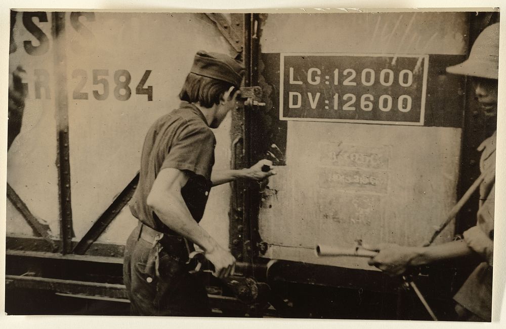 Republikeinse soldaat breekt een wagon open (1949) by Associated Press