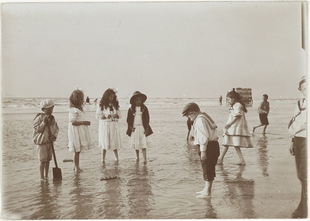 Pootje baden aan het strand in Zandvoort (1900 - 1905) by Knackstedt and Näther