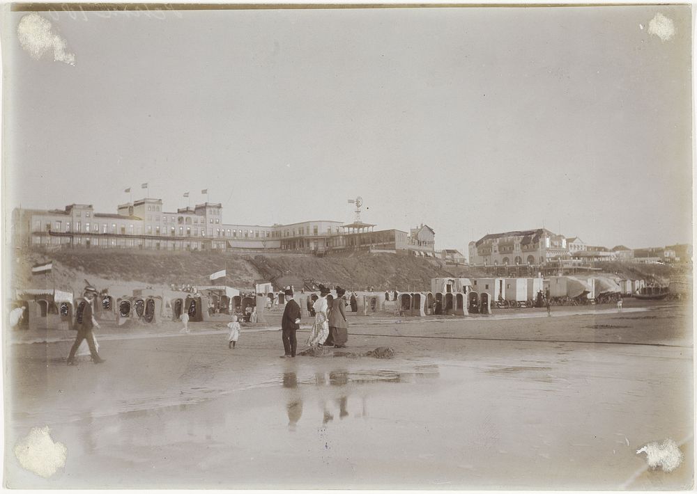 Strand in Zandvoort met Hotel d'Orange (1900 - 1905) by Knackstedt and Näther