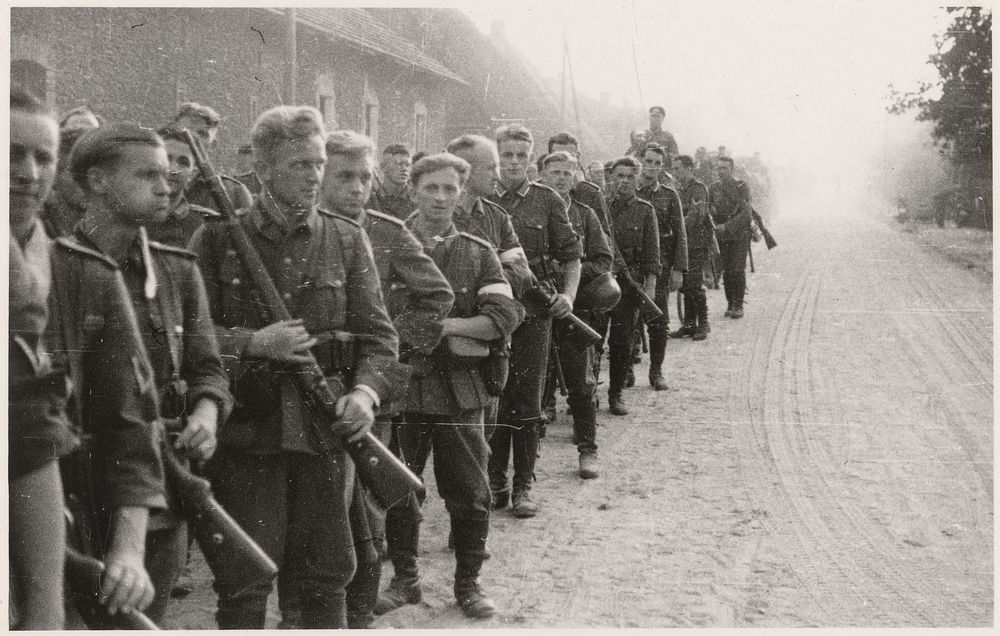 Duitse militairen met geweren (1940 - 1945) by anonymous