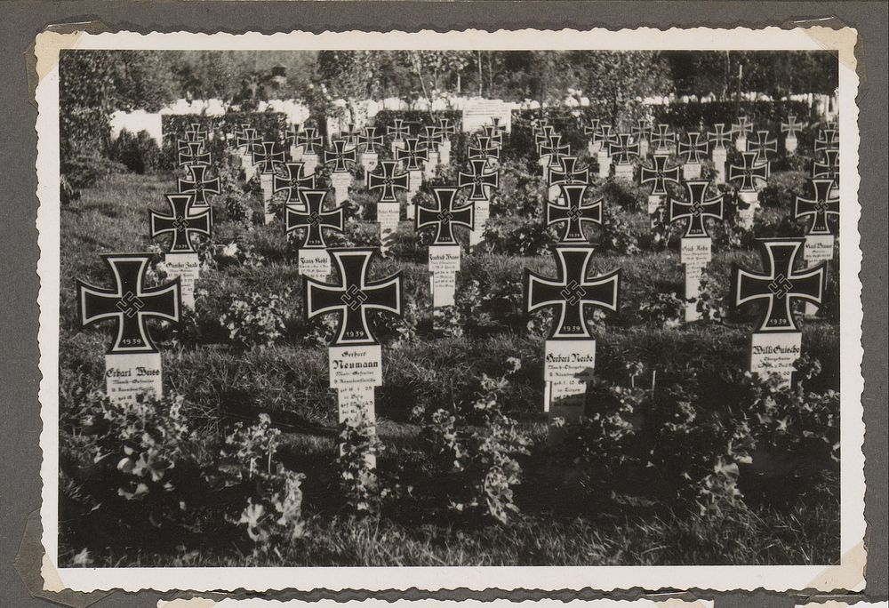 Graven van gevallen Duitse soldaten van de Kriegsmarine (1943 - 1945) by anonymous