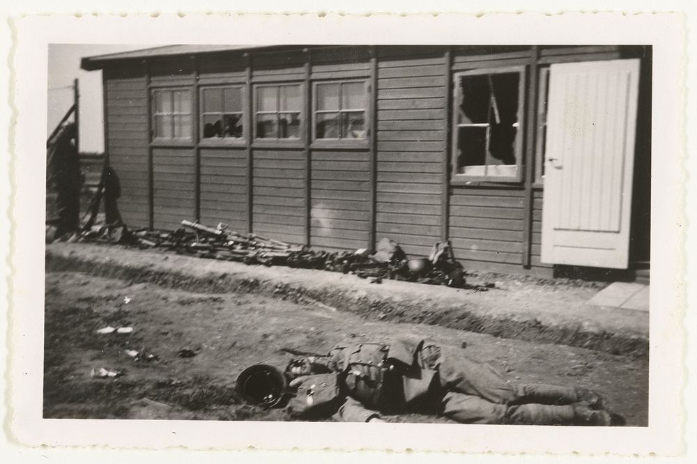 Dode Nederlandse soldaat voor een barak (1940) by anonymous