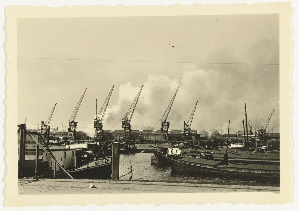 Rotterdamse haven op 15 mei 1940 (1940) by anonymous