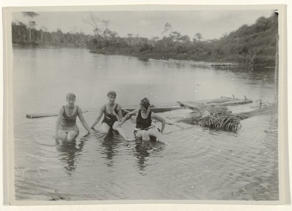 Drie vrouwen badderen in de rivier (1930) by anonymous